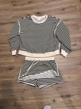 Women’s boutique skort/skirt sweater set, entro brand
